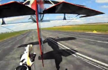 La moto qui joue à chat avec l’avion